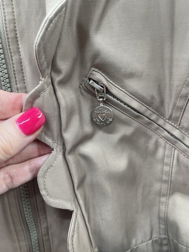 Chaqueta Abrigo de Lluvia Betsey Johnson Pequeña Caqui Cuello con Volantes Bolsillos con Cremallera Atado Trasero - Imagen 4 de 22