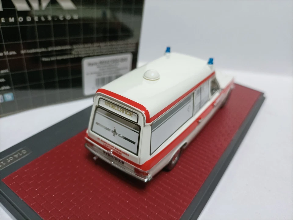 Красно-белая модель скорой помощи Matrix 1:43 Mercedes Benz V114 Visser 1968 - Изображение 3 из 4