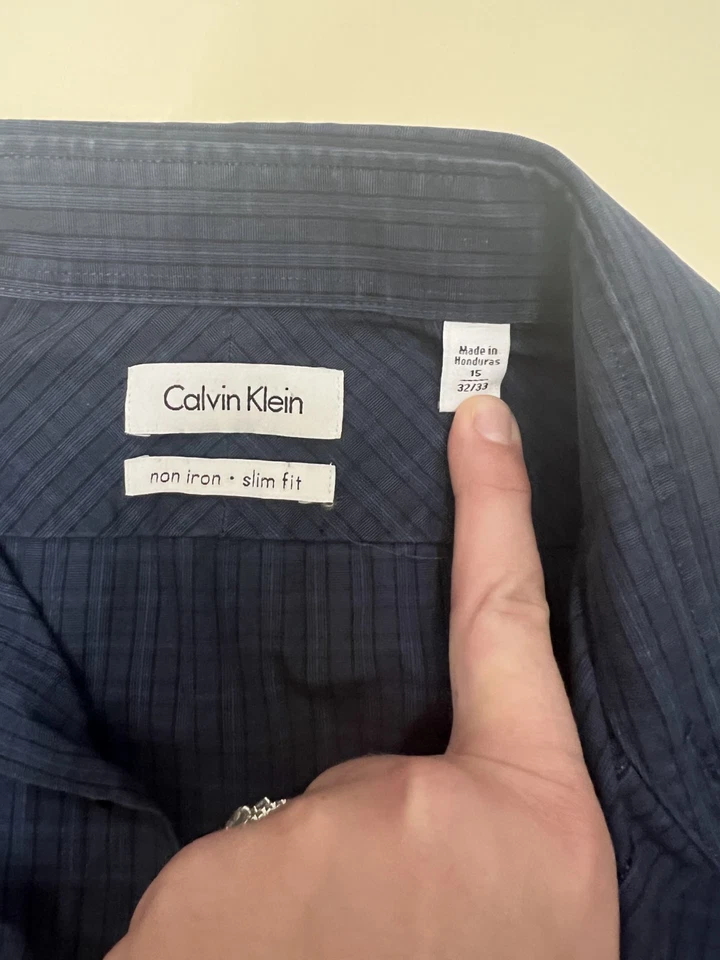 Camisa de vestir mediana Calvin Klein para hombre Camisa ajustada con botones azul marino Foto 3 de 4