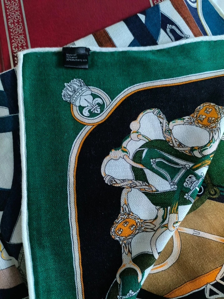 Bufanda reversible bicolor Gold Spurs - Lujosa bufanda cuadrada de mezcla de seda y lana Foto 3 de 4