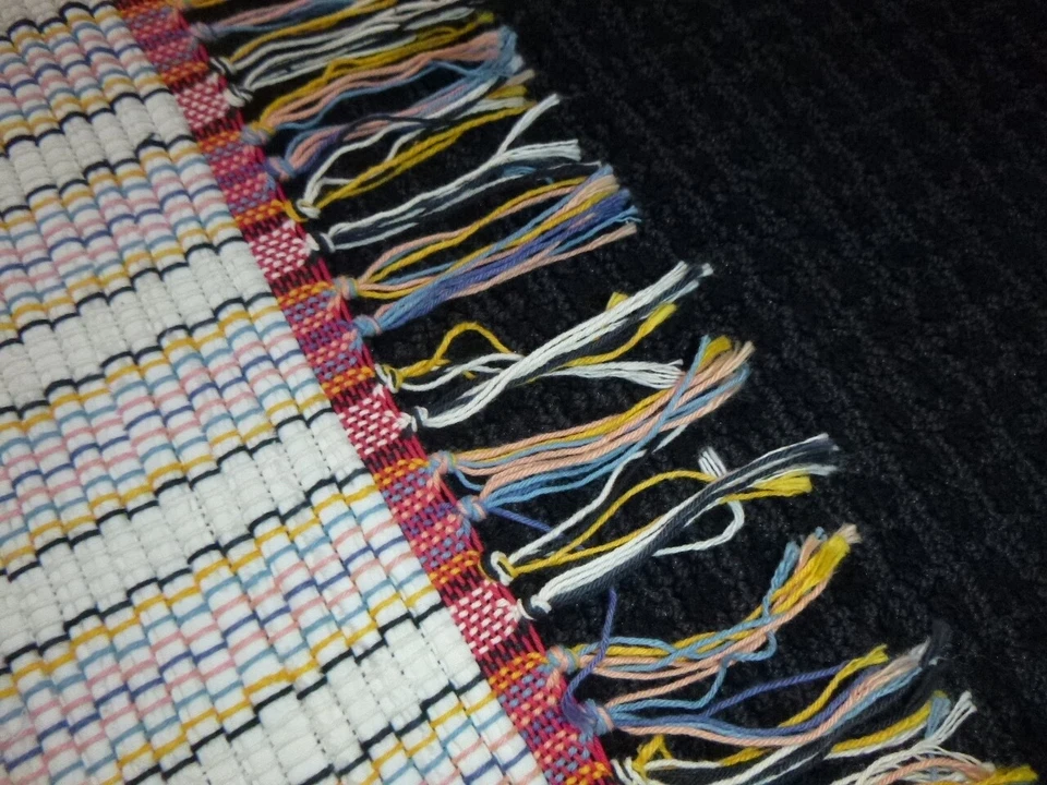 Alfombra de trapo blanca con rayas rojas flecos multicolores 25x38 NOS de colección Foto 4 de 4