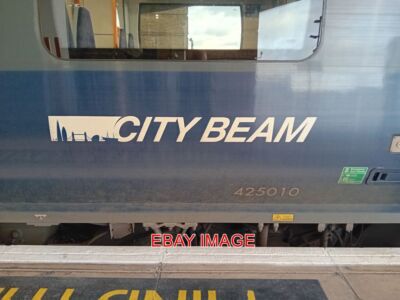 FOTO DAS NEUE 'CITY BEAM' BRANDING AUF CLASS 707 'DESIRO CITY' 5-WAGEN SUBURBAN EM
