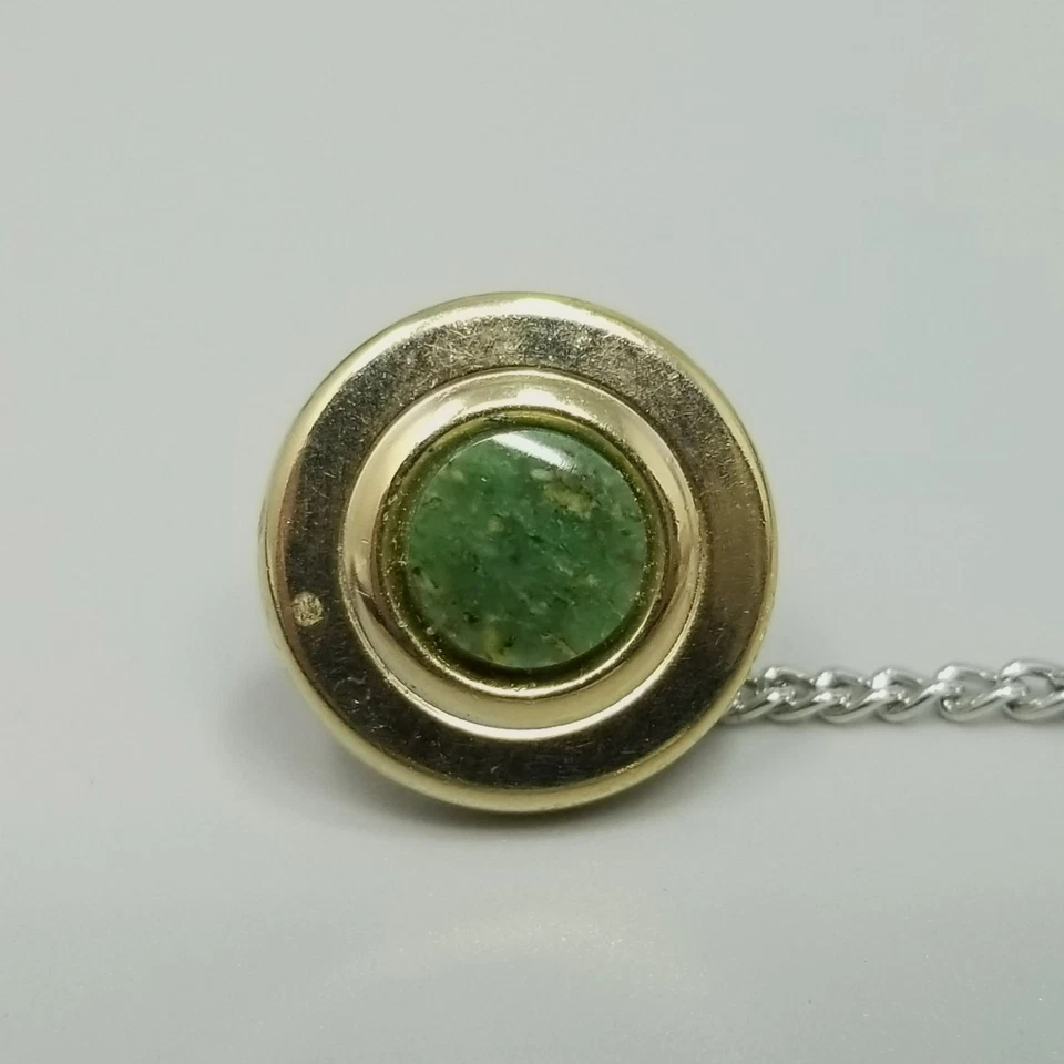 Prendedor de solapa redondo vintage de piedra verde y tono dorado Foto 4 de 4