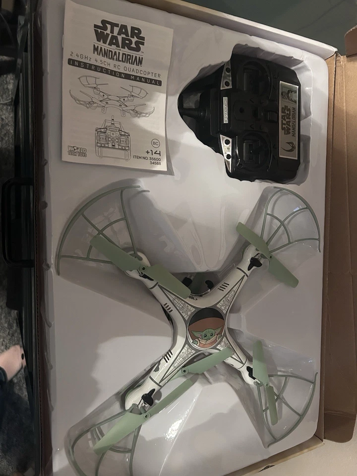 Quadricóptero de controle remoto Star Wars The Mandalorian The Child/The Baby - Imagem 2 de 4