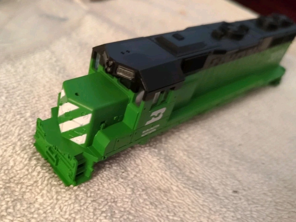 Athearn HO Burlington Northern GP38 Shell With Railings - Image 3 of 4