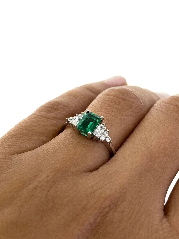 Anillo de compromiso esmeralda verde simulado corte esmeralda de 2 quilates enchapado en oro blanco de 14 k Foto 2 de 4