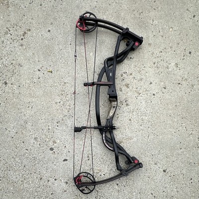 Right Hand compound, Hoyt carbon element 70-80lb. 30  length.