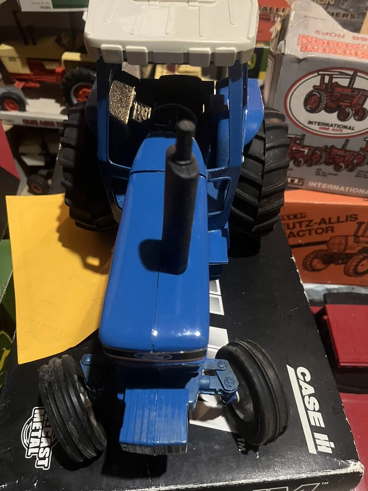 Tractor original Ford TW-5 1:12 raya negra con neumáticos AMPLIOS metal fundido a presión ERTLToy Foto 4 de 4