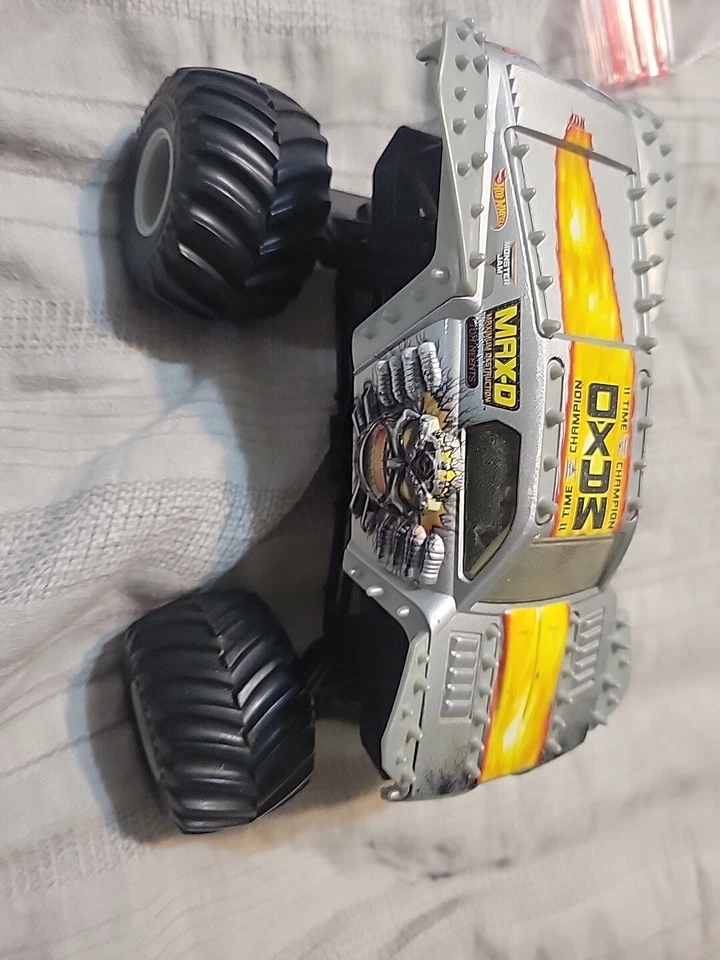 “Max D” Hot Wheels Monster Jam 11 Time Champion escala 1:24 DieCast 2016 usado Foto 3 de 3