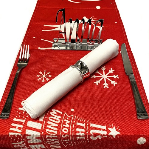Regolazione Verde Del Tavolo Da Pranzo Di Natale Di Tema Con I Piatti Fini Della Porcellana Ed Il Natale Bon Bon Crackers 32076126