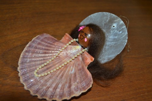Hawaiano Pintado Tuerca de Macadamia ÁNGEL NIÑA Adorno Colgante Caracoles De Colección Navidad - Imagen 2 de 4