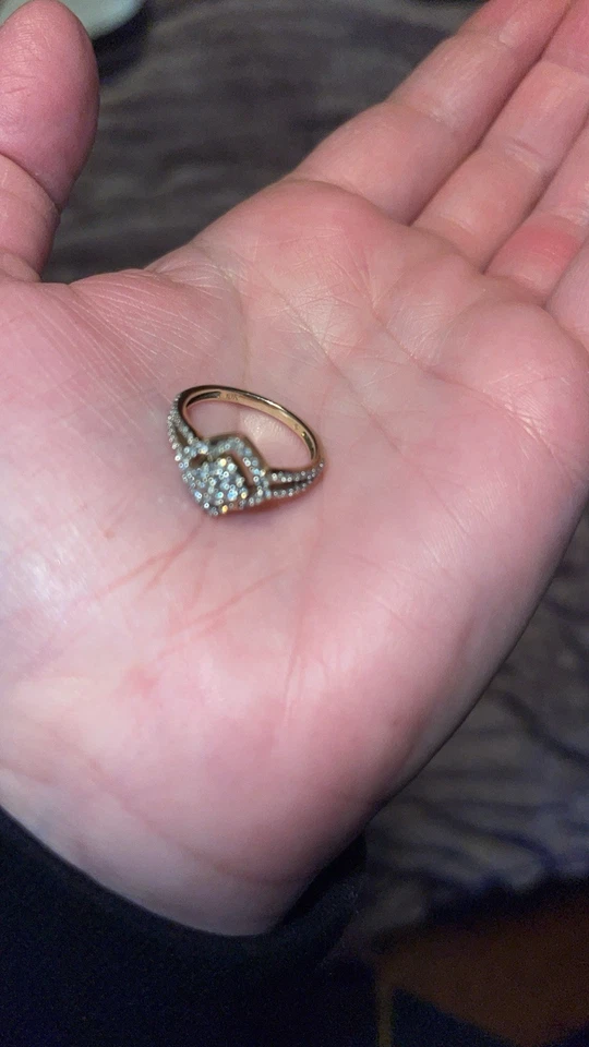 Anillo de diamantes de oro de 10k talla 7 Foto 2 de 4