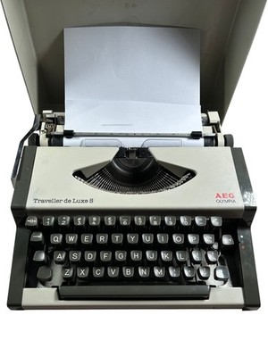 AEG Olympia Traveller de Luxe S Typewriter Portable Vintage Collectable