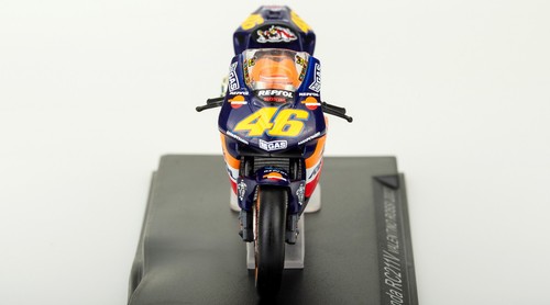 Honda RC211V Valentino Rossi 46 2003 Scala 1:24 Modellino MotoGP World Champion - Foto 7 di 14