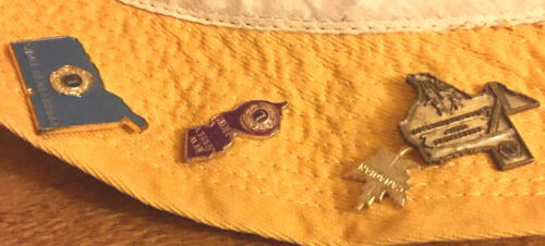 Cappello Lions Club International Convention 1966 con 64+ spille #200 - Foto 3 di 9