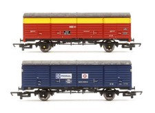 HORNBY 'OO' GAUGE PAIR OF ZXA CRIMSON & REA BLUE VAN WAGONS