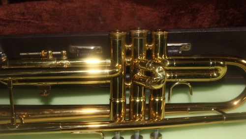 Conn 1000B Trumpet With Case. USA. good condition mouthpiece conn 7c - Picture 17 of 24