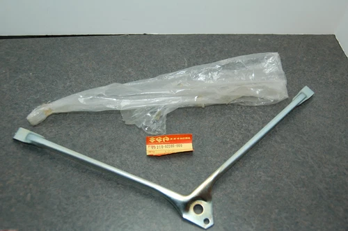 BRACE, FRONT FENDER RH