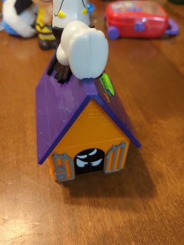 Caramelle Whitman Halloween Bank Snoopy come Dracula sulla cuccia viola e arancione - Foto 4 di 7