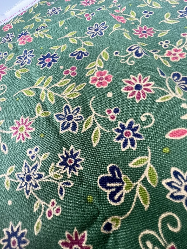 Tecido Concord Fabrics Happy Flowers floral sobre algodão verde 1,5 jardas x 54"" - Imagem 2 de 3
