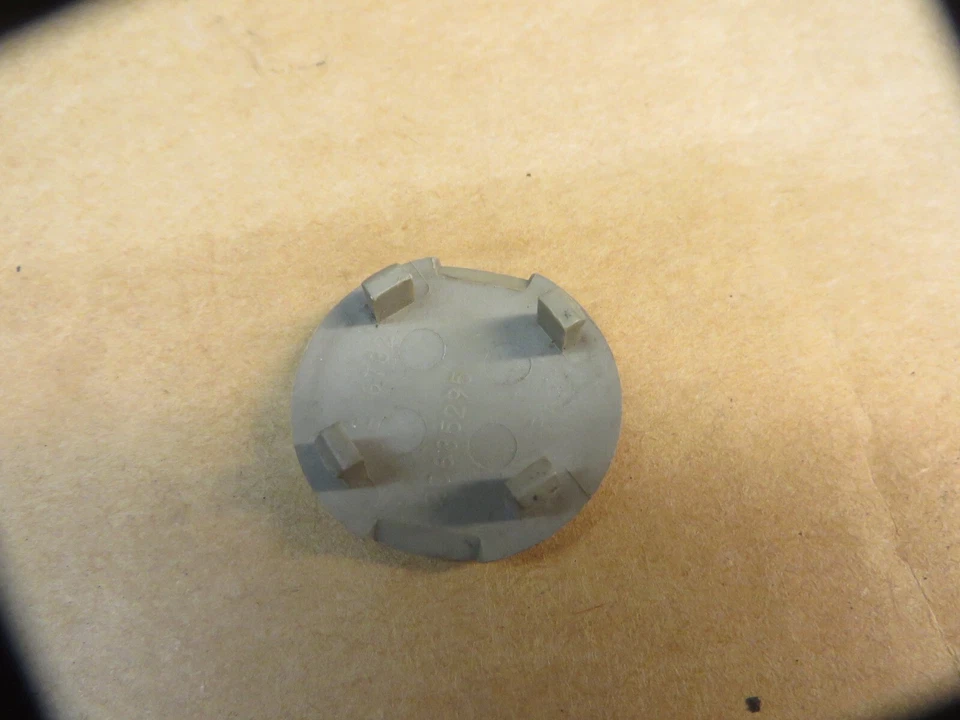 Cubierta de perno de luz trasera Buick Riviera 1989-1993 OEM # 20685295 Foto 2 de 4