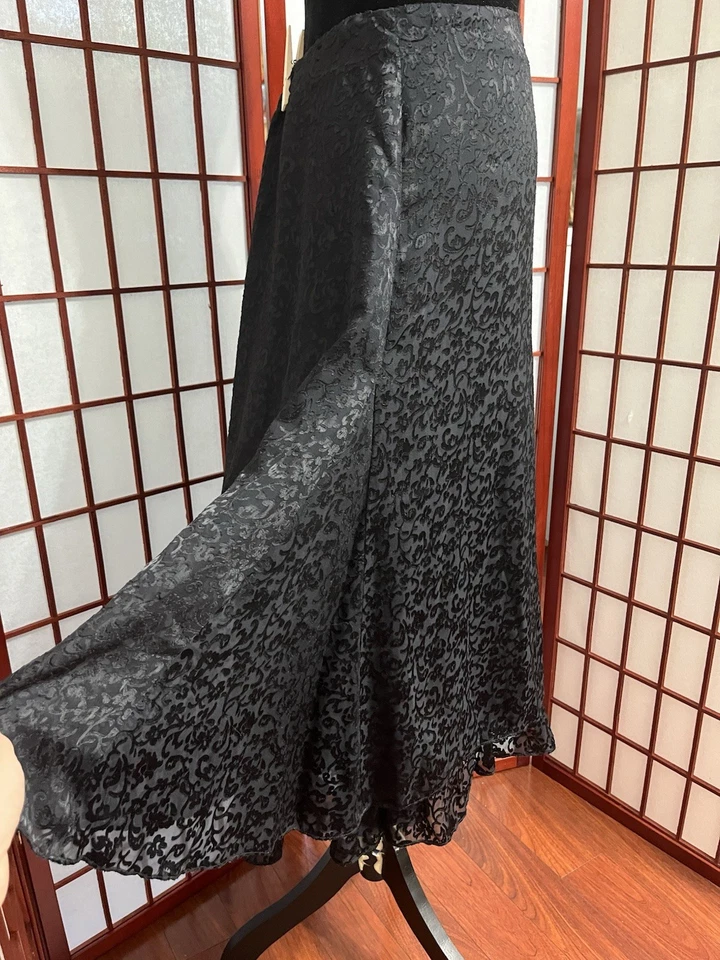 Falda midi vintage de seda y rayón negra Burnout de Laura Ashley. Talla 10 Foto 4 de 4