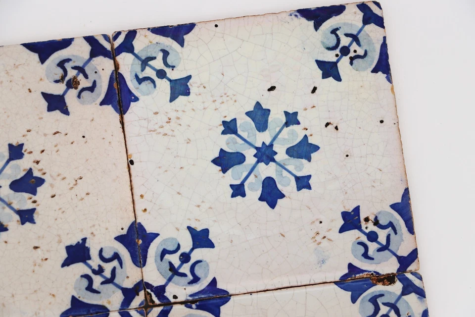Juego de cuatro azulejos portugueses florales azules y blancos del siglo XIX Foto 3 de 4