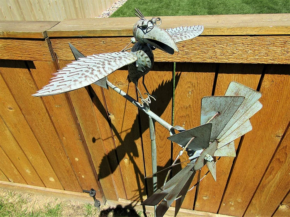 Pájaro de metal cinético en movimiento caprichoso con estaca de patio giratorio de viento Foto 4 de 4