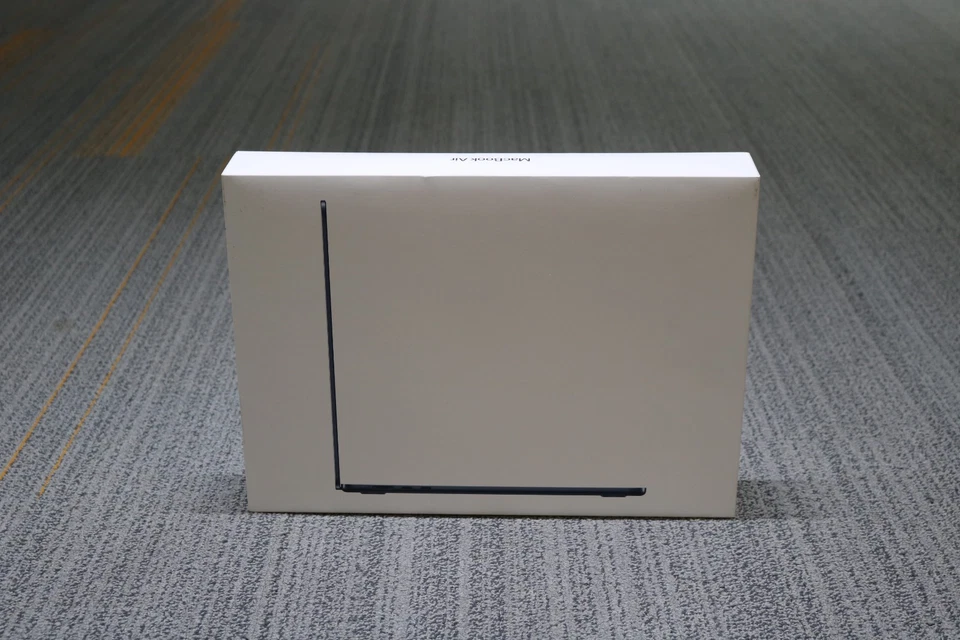 Apple MacBook Air A3114 2024 15.3", Apple M3, 256GB SSD, 16GB DDR5 Laptop - Image 2 of 4