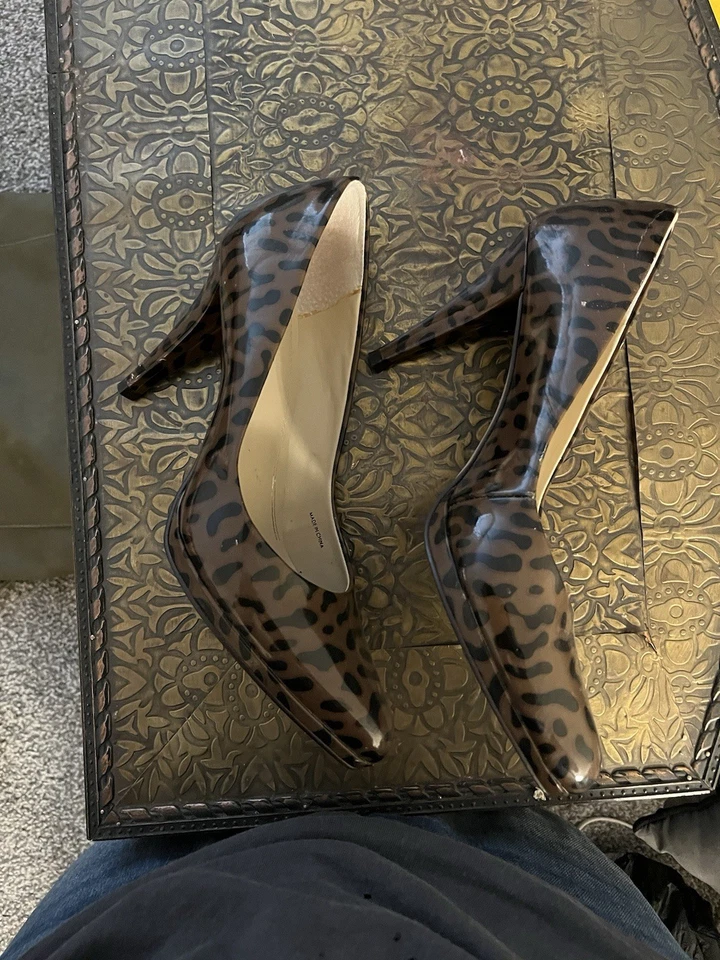 Zapatos de salón Ellen Tracy de charol con estampado animal talla 7 Foto 2 de 4