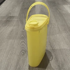 Vintage 2 Quart Tupperware Beverage Buddy Yellow Pitcher With Lid & Handle