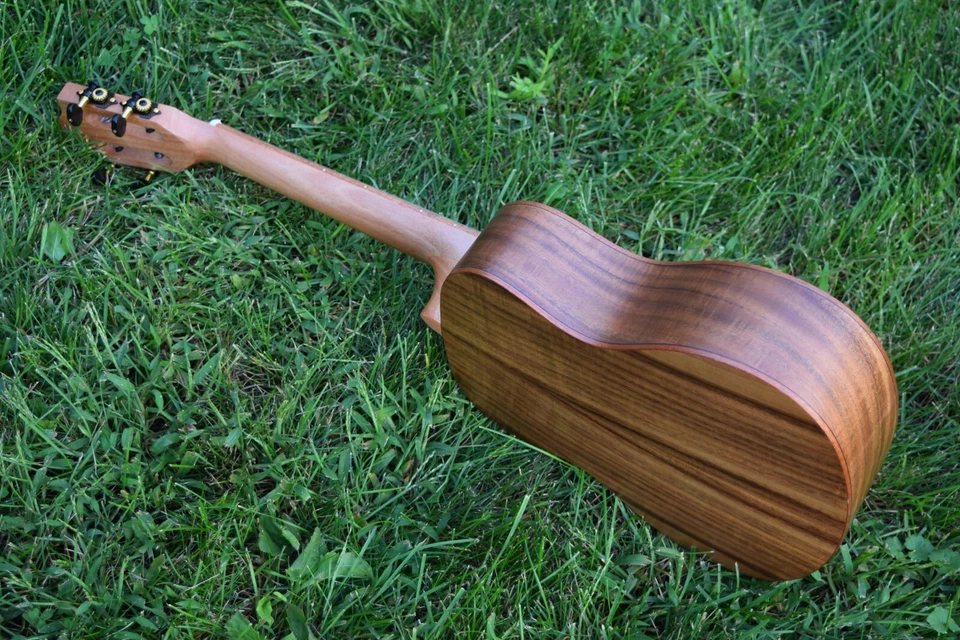 Ukelele de cedro macizo KOA cuerpo de madera con wo ecualizador (marca canadiense) Foto 2 de 4
