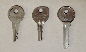 3 VINTAGE KEYS 58 OUTBOARD MARINE JOHNSON & 127 MERCURY QUICKSILVER IGNITION + 1
