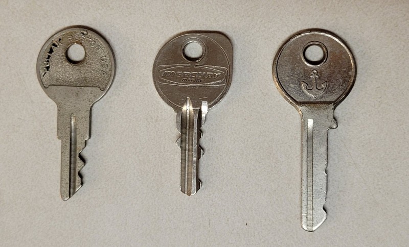 3 VINTAGE KEYS 58 OUTBOARD MARINE JOHNSON & 127 MERCURY QUICKSILVER IGNITION + 1