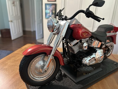 New Bright Red Harley Davidson Fat Boy RC Motorcycle W/ Stand-Missing Controller - Picture 3 of 20