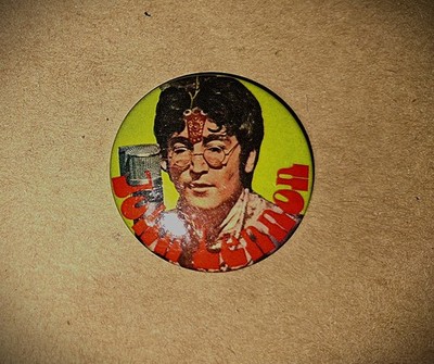 RARITÄT VON 1974 Original John Lennon Button/Pin/Anstecker NEU