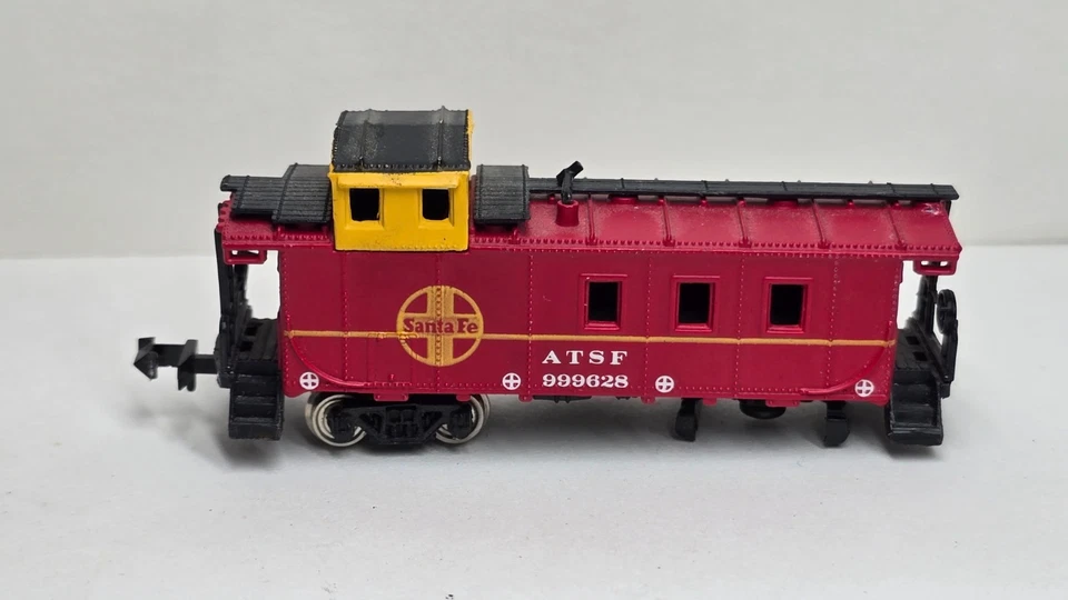 Bachmann N Scale ATSF Santa Fe Caboose #999628 Red & Yellow – Missing Wheelset - Image 3 of 4