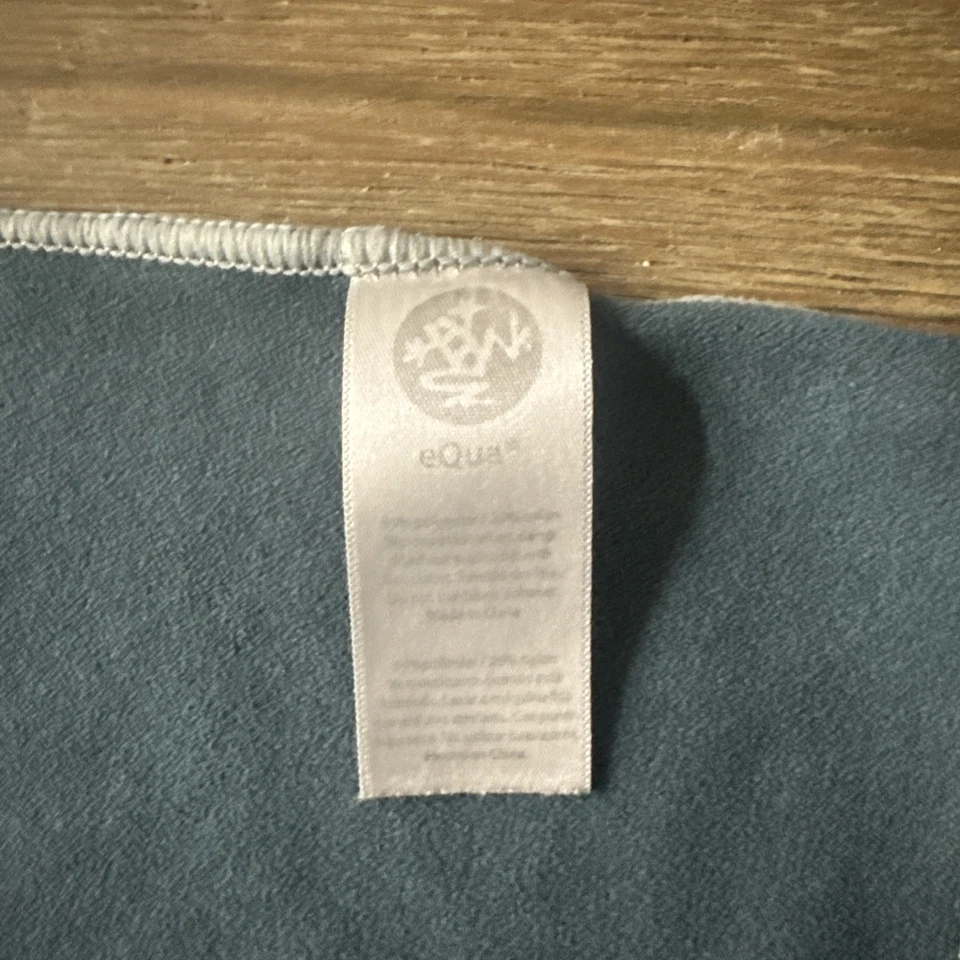 manduka eQua Mat towel, mat towel-microfiber, essentials, non slip Green/Gray - Image 2 of 3