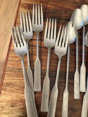 Oneida Deluxe Stainless ANTARES MODERN ANTIQUE 29 Pieces Including Ice Teaspoons - Picture 2 of 7