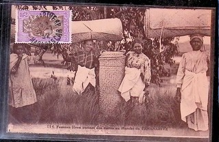 CPA MADAGASCAR Femmes Hova portant des dattes au marché de Tananarive