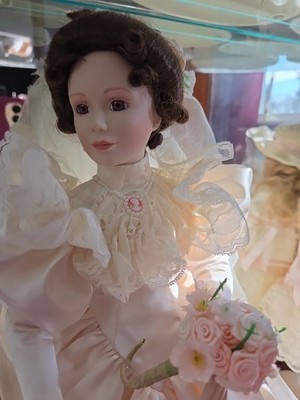 porcelain doll in wedding dress cute ashton drake Collectible Porcelain Ashton Drake Wedding Doll