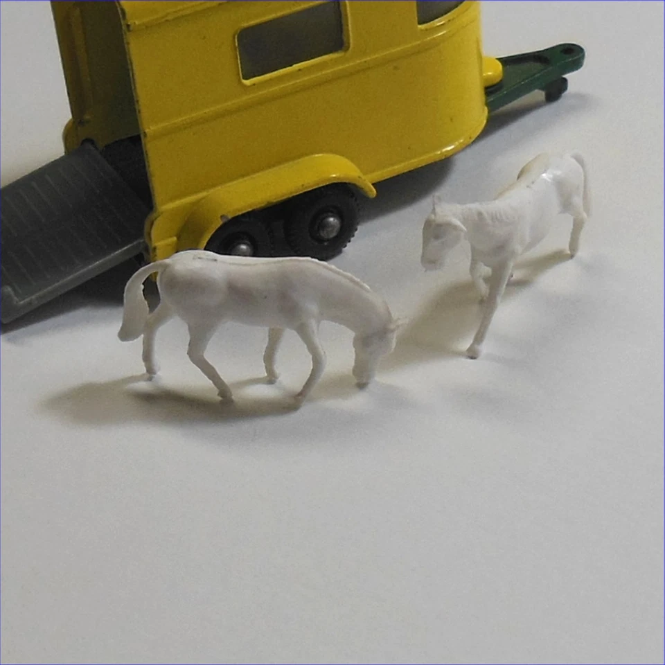 Matchbox Lesney 17e AEC 40e 43e Horsebox Pair of White Plastic Horses - Image 2 of 4