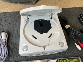 SEGA Dreamcast Console Lot 2 Controllers 3 Games MvC 2 Street Fighter Alpha 3