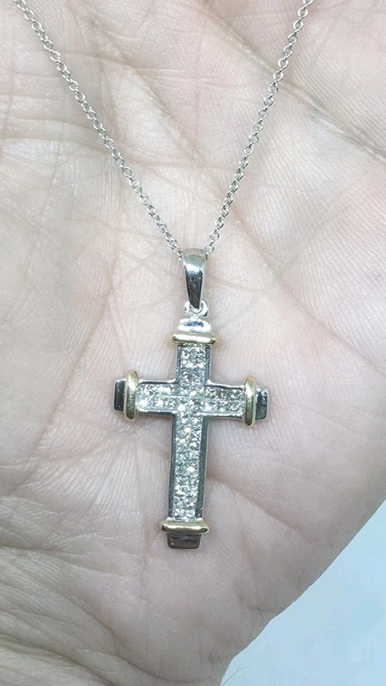 Cruz de diamantes LeVian de oro de 14 quilates de 2 tonos con cadena de 16" blanca y amarilla precio de venta sugerido por el fabricante $2,600 Foto 4 de 4