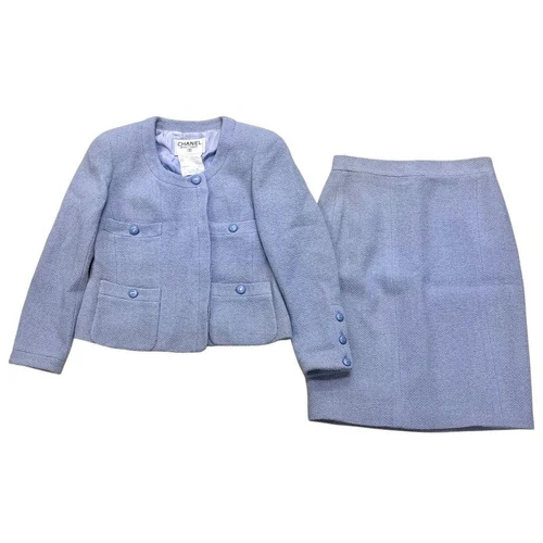 Tuta CHANEL viola chiaro tweed giacca gonna senza colletto con dettaglio bottoni cocco