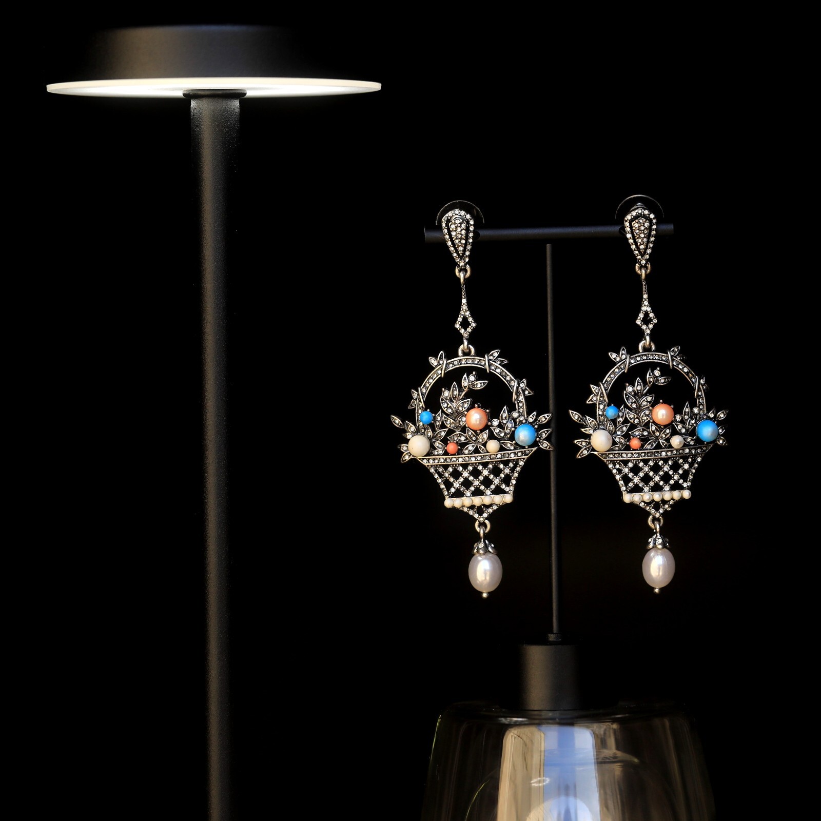 Boucles d'oreilles clous argentés panier de fleur style vintage EH5