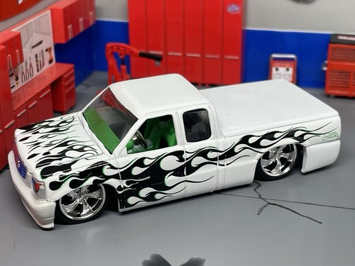 1999-2002 Chevy Silverado Custom Show Truck With Escalade Front Clip White 1/64 - Picture 3 of 6