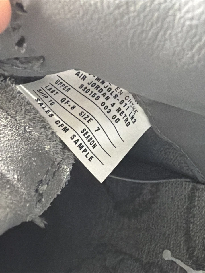 Talla 7 - Jordan 4 Retro x KAWS Cool Grey 2017 Ventas CFM Muestra Foto 2 de 4