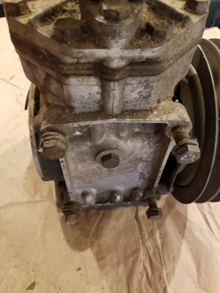 Bomba compresora de aire acondicionado original Ford Truck F100 YORK 1968 Foto 4 de 4