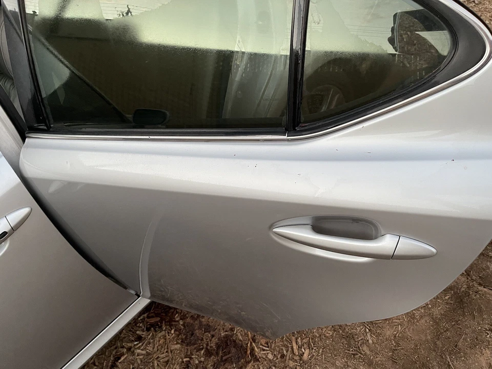 Puerta trasera izquierda conductor LEXUS IS250 2006-2013 plateada. OEM Foto 2 de 4